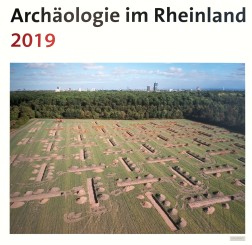 Schriftzug Archäologie im Rheinland 2019 mit Luftbild einer archäologischen Sondage und der dazu angelegten Schnitte sowie des Abraums