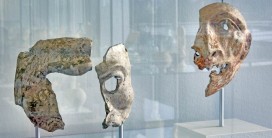 Zwei Gesichtsmasken hinter einer Glasvitrine