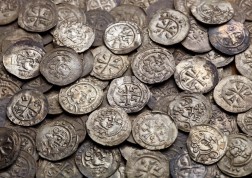 Eine Nahaufnahme von mehreren übereinanderliegenden Silbermünzen