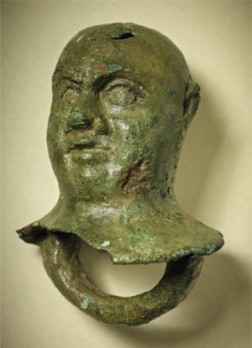 Kopf aus Bronze mit Öse