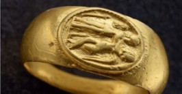 Goldener Ring mit kleinen Figuren