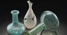 Zwei farbige und ein entfärbtes Glasfläschchen aus römischen Frauengräbern in Erkelenz. Foto: Jürgen Vogel, LVR-LMB