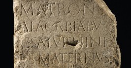 Grabstein mit lateinischer Inschrift