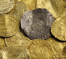 Goldene und silberne Münzen mit mittelalterlicher Schriftprägung