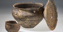 Großes Keramikgefäß mit Deckel mit einem kleinen Keramikgefäß