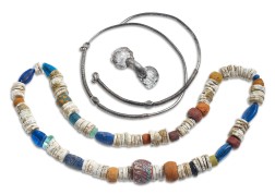 Halskette mit bunten Steinen, Silberkette und Ohrring