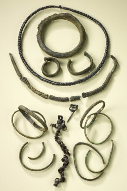 Ringe und Armreifen aus Metall, mit dunkler Oberfläche