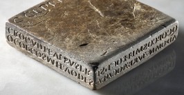 Flacher, quadratischer Stein mit eingravierter römischer Schrift