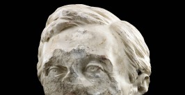 beschädigter Marmor-Kopf eines Mannes