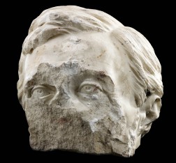 beschädigter Marmor-Kopf eines Mannes