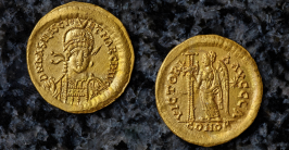 Vorder- und Rückseite einer goldenen Münze mit Abbildung des oströmischen Kaisers Basiliscus