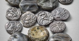 Mehrere Münzen liegen auf einer Fläche