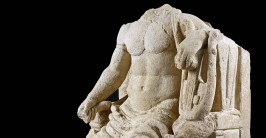 Sitzende Statue einer menschlichen Gestalt aus weißem Stein