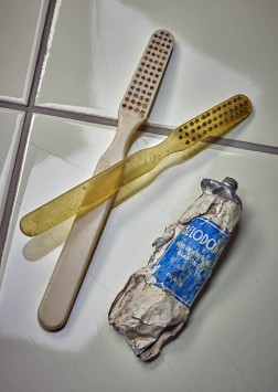 Zwei alte Zahnbürsten und eine alte Tube Zahnpasta