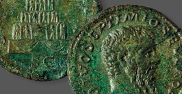 Die Vorder- und Rückseite einer römischen Münze aus grün oxidiertem Kupfer