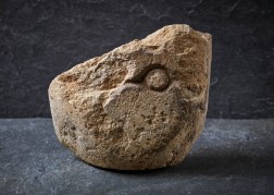 Bruchstück einer beidseitig nutzbaren Gießform aus Düren-Merken, Kreis Düren aus der späten Bronzezeit (1300–800 v. Chr.) Foto: Jürgen Vogel/LVR-Landesmuseum Bonn