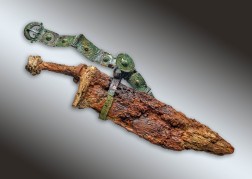 Römischer Militärgürtel mit Hiebmesser aus Neuss-Gnadenthal, Rhein-Kreis Neuss. Messer 42 cm L. x 7,5 cm B.; Gürtel: 31 cm L x 2,5 cm B. Foto: Jürgen Vogel/LVR-Landesmuseum Bonn
