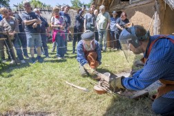 Anlässlich des Fundes der Gießform wurden am »Tag der Archäologie« 2024 experimentell-archäologische Bronzegussversuche vom Institut für Archäologische Wissenschaften der Ruhr-Universität Bochum durchgeführt. Foto: Marcel Zanjani/LVR-Amt für Bodendenkmalpflege im Rheinland