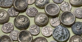 Mehrere silberne M&uuml;nzen liegen nebeneinander