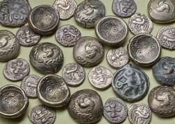 Mehrere silberne M&uuml;nzen liegen nebeneinander