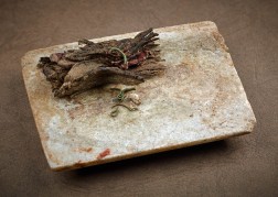 Schminkpalette aus Marmor mit Resten eines h&ouml;lzernen Pigmentk&auml;stchens aus einem r&ouml;merzeitlichen Grab in Bonn. Foto: J&uuml;rgen Vogel/LVR-Landesmuseum Bonn