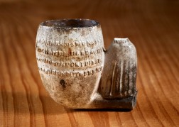 R&uuml;ckseite des Pfeifenkopfes mit Inschrift. Foto: J&uuml;rgen Vogel/LVR-Landesmuseum Bonn