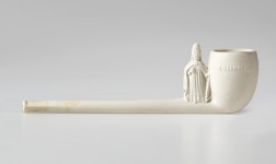 Vollst&auml;ndige Tonpfeife desselben Typs (Vorderseite). Foto: Marcel Zanjani/LVR-Amt f&uuml;r Bodendenkmalpflege im Rheinland