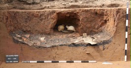 Archäologischer Schnitt durch ein antikes Grab