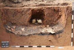 Archäologische Grabung mit gefundener Keramik