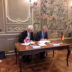 Herr H. E. Hans Wesseling, der niederländische UNESCO-Botschafter (li.), und H. E. Dr. Peter Reuss, der deutsche UNESCO-Botschafter (re) beim Signing-Act in der niederländischen Botschaft in Paris