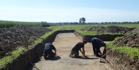Drei Personen auf einer arch&auml;ologischen Ausgrabung