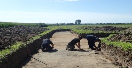 Drei Personen auf einer arch&auml;ologischen Ausgrabung