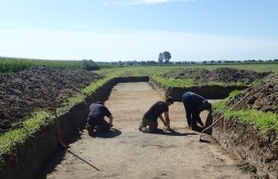 Drei Personen auf einer arch&auml;ologischen Ausgrabung