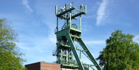Ein großer Turm aus Stahl ragt in den blauen Himmel empor