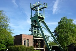 Ein großer Turm aus Stahl ragt in den blauen Himmel empor
