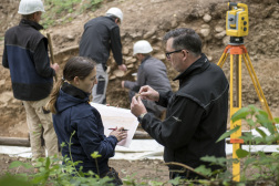 Archäologen dokumentieren den Grabungsschnitt durch den Ringwall der Alteburg.