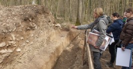 Archäologin erklärt den Aufbau des ausgegrabenen Walls