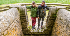 Auf archäologischer Entdeckungstour in der Nordeifel. Foto: Dominik Ketz/Eifel Tourismus GmbH