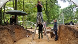Arch&auml;ologen dokumentieren die Ausgrabung des jungsteinzeitlichen Walls