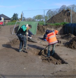 Zwei Männer graben ein Loch in den Boden