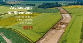 Tagungsplakat mit Schriftzug Archäologie im Rheinland Ausgrabungen, Forschungen und Funde 2019 sowie einer durch Felder eingebetteten Trasse mit Ausgrabungsfläche