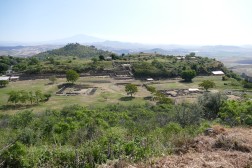 Blick über die Agora von Morgantina hinweg zum Ätna. Foto: Holger Baitinger