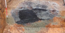 Grube mit verschiedenen Materialien