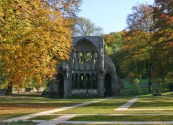 Ruine einer Kirche in einem Park