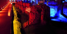 Die römischen Ruinen im Untergrund Kölns werden in unterschiedlichen Farben angestrahlt