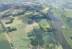 Ein Luftbild zeigt die Äcker und Felder auf dem Fürstenberg bei Xanten