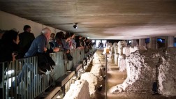 Eine Menschengruppe betrachtet die Reste des römischen Praetoriums in Köln