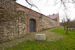 Blick auf eine Außenmauer aus römischem Mauerwerk, die mit modernen Ziegeln ergänzt wurde