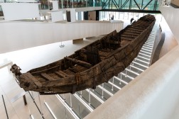 Wrack eines römischen Schiffes, das wieder zusammengesetzt wurde und im Museum ausgestellt ist