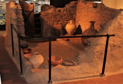 Blick in einen im Museum nachgebildeten Kellers eines römischen Hauses mit mehreren Amphoren